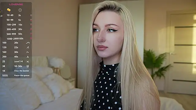 CatchMe1 online show from October 2025 01:23:02 PM