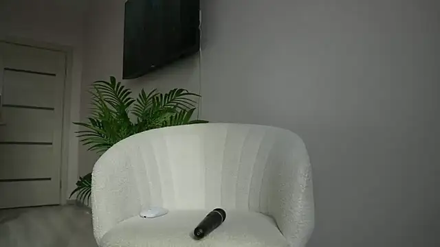 CatchMe1 online show from April 2026 12:45:01 PM