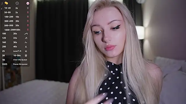 CatchMe1 online show from October 2025 06:30:02 PM