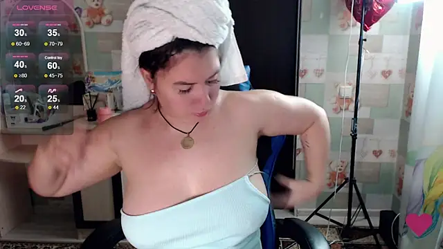 Korolek12 online show from November 2025 04:44:01 AM