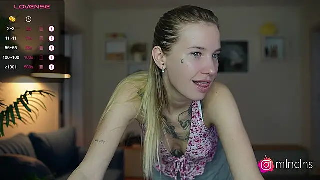 Snapshot of melanielwithu chatting on October 2025 11:00:01 AM melanielwithu online show from October 2025 11:00:01 AM