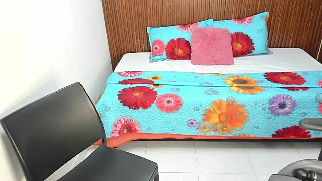 Cloe 35 online show from June 2026 08:13:01 PM