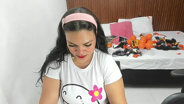 Cloe 35 online show from November 2025 08:02:02 PM