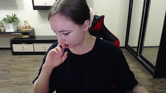 Laralianna online show from September 2025 10:20:01 AM