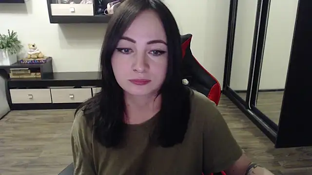 Laralianna online show from October 2025 05:03:02 PM