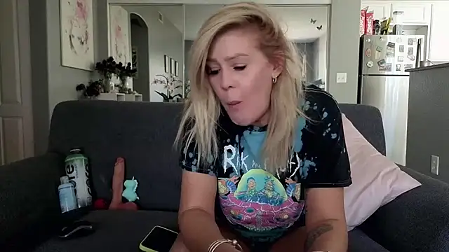 Snapshot of Lexi_Shocker chatting on September 2025 05:25:01 PM Lexi Shocker online show from September 2025 05:25:01 PM