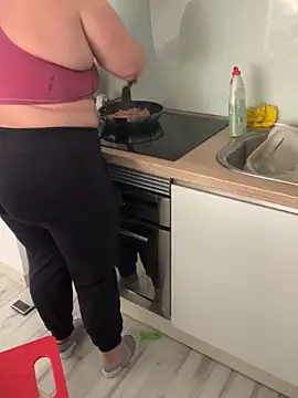 sweeti Em online show from April 2026 04:01:01 PM