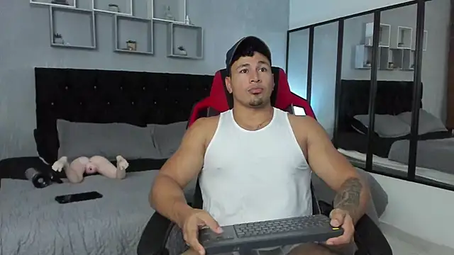 tyler hank01 online show from October 2025 09:01:01 PM