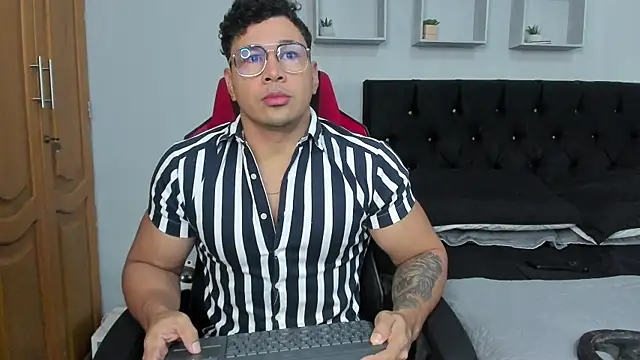 Snapshot of tyler_hank01 chatting on December 2025 11:20:01 AM tyler hank01 online show from December 2025 11:20:01 AM