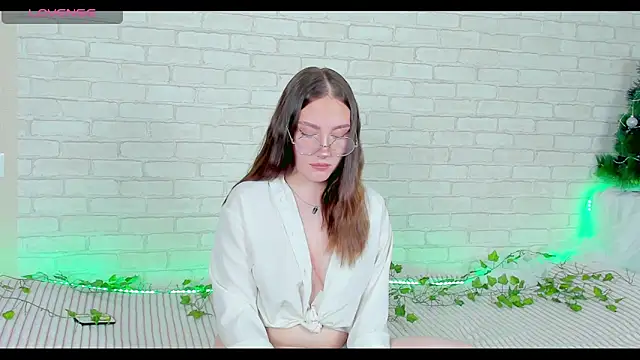 LinaKenny online show from December 2025 05:05:01 PM