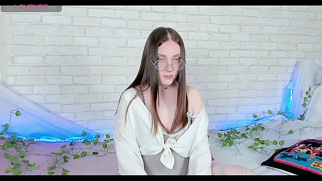 LinaKenny online show from March 2026 06:12:01 PM