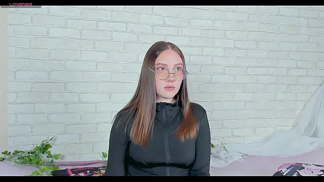 LinaKenny online show from January 2026 05:49:02 PM