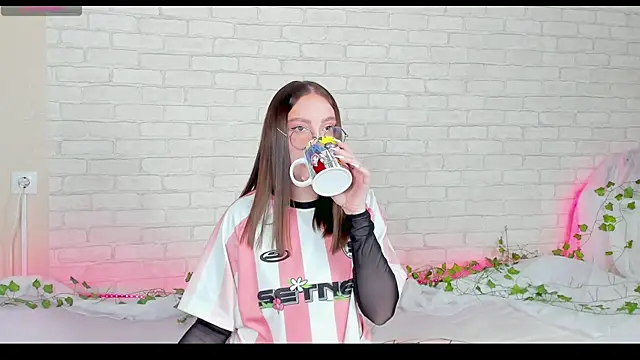 Snapshot of LinaKenny chatting on November 2025 05:28:01 PM LinaKenny online show from November 2025 05:28:01 PM