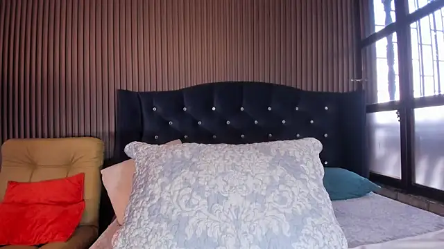 JuliaDawson  online show from February 2026 10:20:01 PM