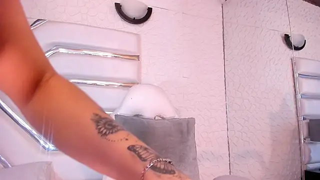 JuliaDawson  online show from October 2025 09:44:01 PM