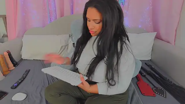 MeghanXO online show from November 2025 02:21:02 PM