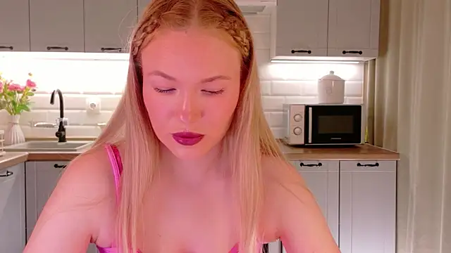 Veronika Mitchel online show from April 2026 03:42:01 PM