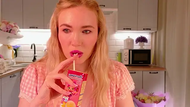 Veronika Mitchel online show from November 2025 03:01:02 PM