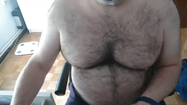 Snapshot of mikeyhotbear chatting on May 2026 04:25:01 PM mikeyhotbear online show from May 2026 04:25:01 PM