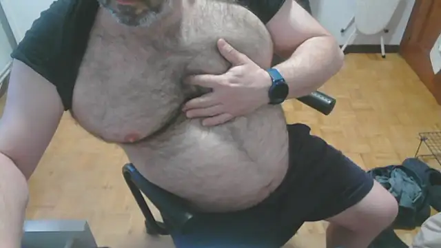 Snapshot of mikeyhotbear chatting on May 2026 06:18:01 AM mikeyhotbear online show from May 2026 06:18:01 AM