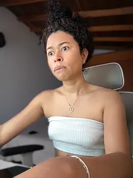 GabriSaenz online show from November 2025 02:17:01 PM