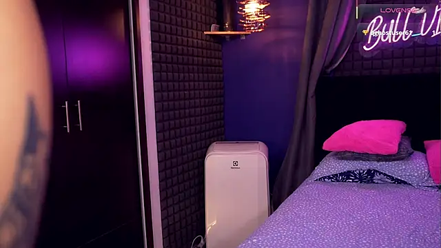 Snapshot of bull_vixen2001 chatting on December 2025 09:48:01 AM bull vixen2001 online show from December 2025 09:48:01 AM