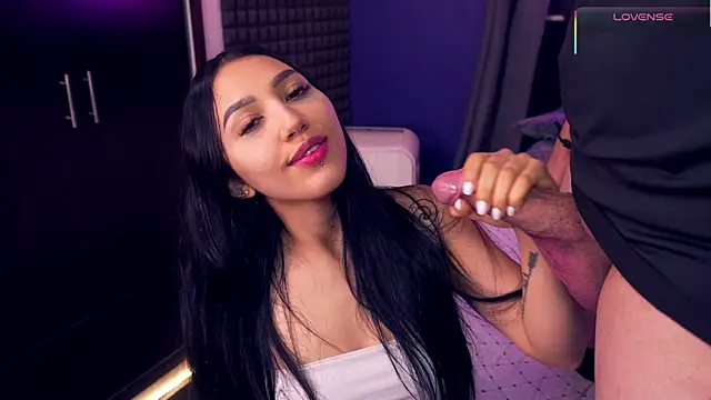 Snapshot of bull_vixen2001 chatting on December 2025 10:43:02 PM bull vixen2001 online show from December 2025 10:43:02 PM