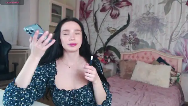 Snapshot of AliciaBow chatting on November 2025 01:36:02 PM AliciaBow online show from November 2025 01:36:02 PM