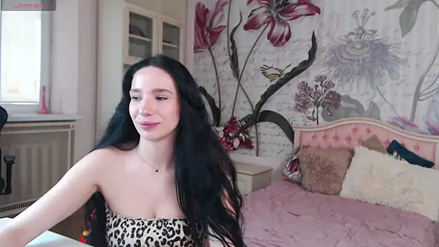 Snapshot of AliciaBow chatting on October 2025 11:56:01 AM AliciaBow online show from October 2025 11:56:01 AM