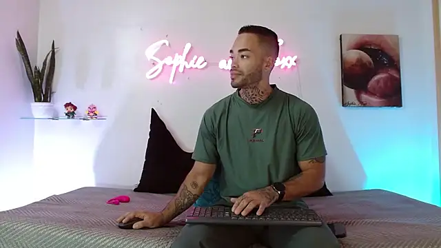 SophieFoxx17 online show from May 2026 12:04:01 PM