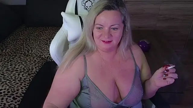 Snapshot of MolligSpielle chatting on March 2025 07:57:01 AM MolligSpielle online show from March 2025 07:57:01 AM