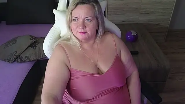 Snapshot of MolligSpielle chatting on February 2025 08:06:01 AM MolligSpielle online show from February 2025 08:06:01 AM