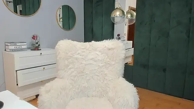 Snapshot of ElisaBaxter chatting on October 2025 06:25:02 AM ElisaBaxter online show from October 2025 06:25:02 AM