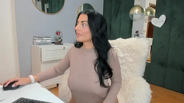 Snapshot of ElisaBaxter chatting on November 2025 06:07:01 AM ElisaBaxter online show from November 2025 06:07:01 AM