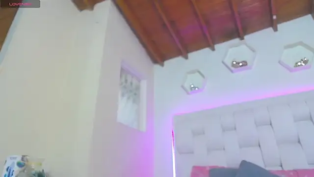 shanakendall online show from October 2025 02:14:02 PM