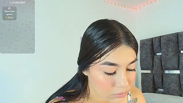 Natasharuso online show from December 2025 01:37:02 PM