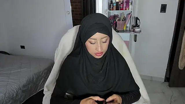 adila anich online show from February 2026 10:20:01 PM