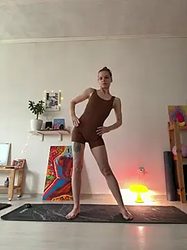 LeyaJohnson online show from April 2026 12:12:01 PM