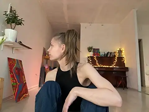 LeyaJohnson online show from April 2026 12:01:02 PM