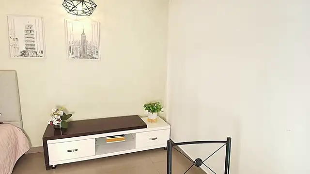 Sassy--Girl online show from November 2025 06:18:01 PM