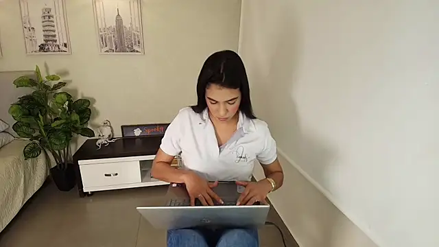 Sassy--Girl online show from October 2025 06:19:01 PM