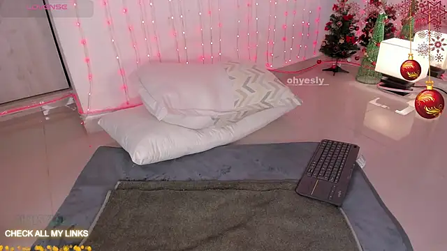 Snapshot of ohyesly_ chatting on December 2025 10:03:02 AM ohyesly online show from December 2025 10:03:02 AM