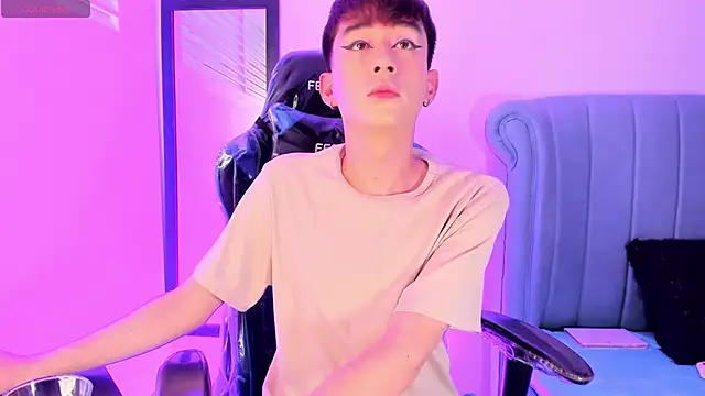 Chris boy  online show from April 2026 07:37:01 AM