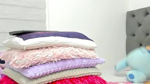 Elizabeth 18  online show from March 2026 03:17:01 AM