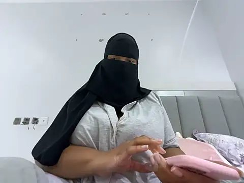 Snapshot of Submissive_Arab chatting on February 2025 11:13:02 PM Submissive Arab online show from February 2025 11:13:02 PM