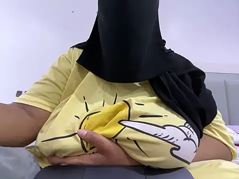 Snapshot of Submissive_Arab chatting on February 2025 11:10:02 PM Submissive Arab online show from February 2025 11:10:02 PM