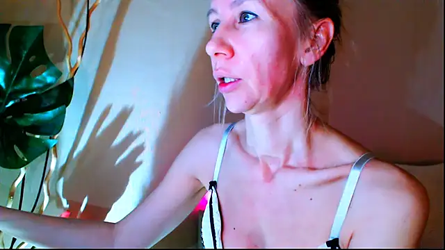 Snapshot of OLIVIA_CANDY chatting on March 2025 04:21:02 AM OLIVIA CANDY online show from March 2025 04:21:02 AM