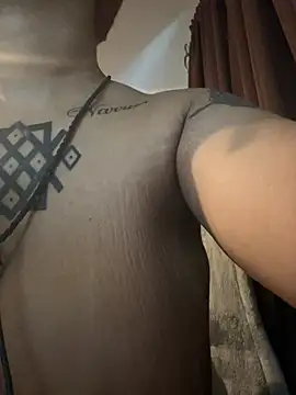 nickytheehawtie online show from April 2026 05:04:02 PM