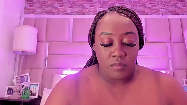 ShaniaBrownn online show from May 2026 07:40:02 PM