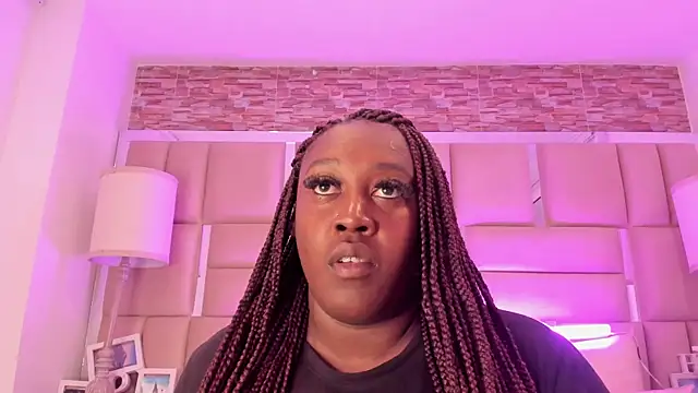 ShaniaBrownn online show from May 2026 07:31:01 PM